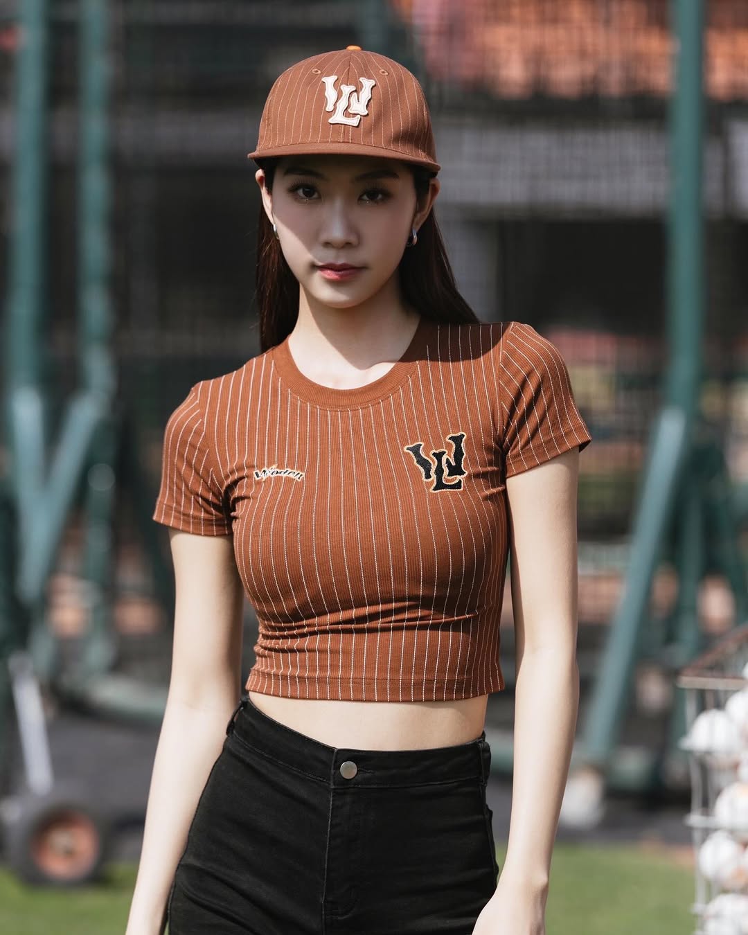 侯芳